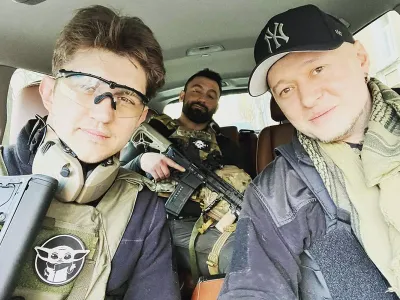VIDEO Andri Khlivniuk (dreapta), rockerul care a reunit Pink Floyd și a dat microfonul pe o pușcă de asalt / People