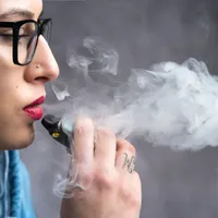 Ce mare risc de sănătate au fumătorii şi cei care vapează, faţă de restul oamenilor - Foto: Flickr/Vaping360