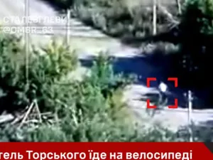 VIDEO Momentul în care militarii ruși ascunși în tufișuri împușcă un civil pe bicicletă care trecea pe drum