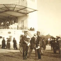 Prințul Ferdinand  era o prezență  obișnuită a hipodromului de la Băneasa.  Aici, într-o ipostază  din 1910