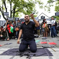 În Iran, protestele violente continuă din momentul în care Mahsa Amini a fost ucisă pentru că nu ar fi respectat codul vestimentar strict din Republica Islamică - Foto: Profimedia Images