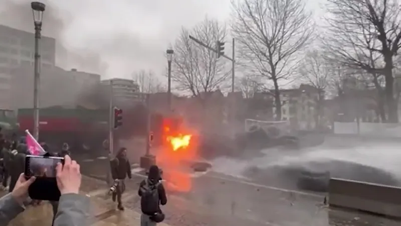 Protestatarii au dat foc unor cauciucuri Foto: Captură video Stirileprotv.ro
