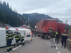 Accident grav, între o dubă de persoane și un TIR, pe DN 17. A fost activat „Planul roşu” FOTO: ISU SUCeava