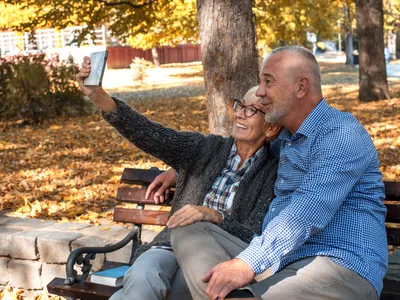 Pensionari la pensie în parc - Foto: Freepik