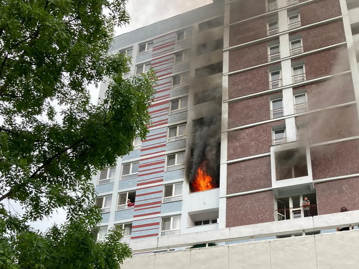 Un hotel de 2* din Băile Felix, în flăcări. Aproape 600 de turiști evacuați, 14 victime - Foto: ISU Bihor