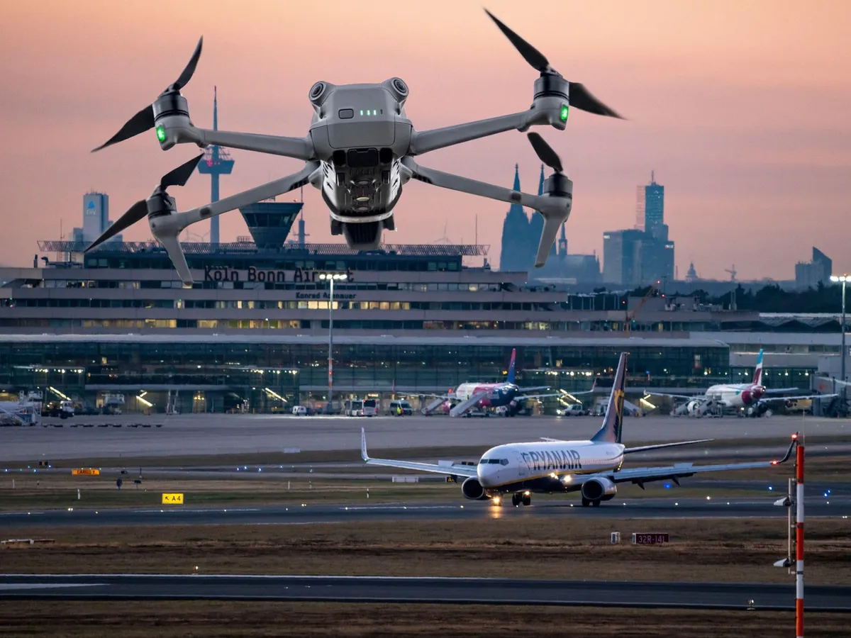 Panică pe aeroportul din Bruxelles. Trafic aerian suspendat, după apariția unei drone suspecte