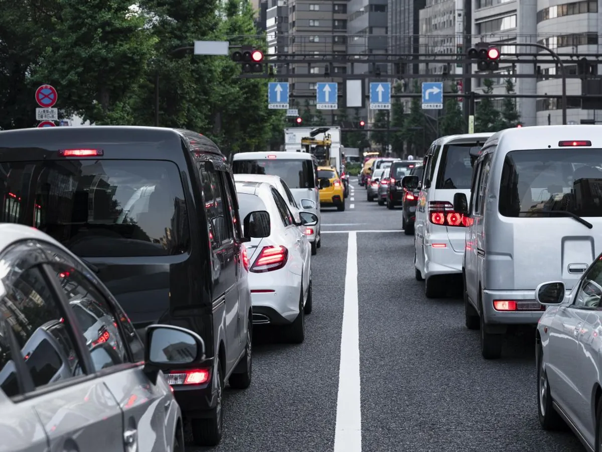 Codul Rutier, noi modificări. Cum se formează în trafic culoarul de salvare