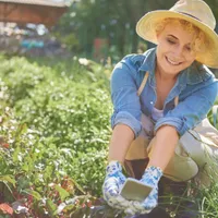Prim-plan asupra unei femei care își îngrijește grădina - Foto: Magnific.com (Imagine cu rol ilustrativ)