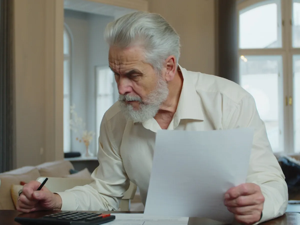 Pensionar supărat la pensie - Foto: Freepik