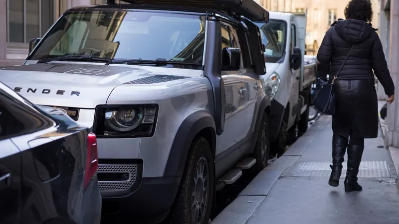 Tarif de parcare de 3 ori mai scump, pentru mașinile mari, gen SUV. De ce contează dimensiunea? - Foto: Profimedia Images