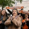 María del Carmen Abascal (centru) a devenit un simbol al crizei locuințelor din Spania când a fost scoasă din casă pe targă, după ce un fond de investiții a făcut demersuri pentru încetarea contractului său cu chirie reglementată Foto: profimediaimages.ro