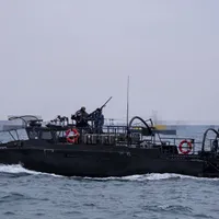 Comandantul Marinei Daneze, la Odesa. În plan, apărarea porturilor de la Marea Neagră - Foto: X/@front_ukrainian (imagine cu caracter ilustrativ)