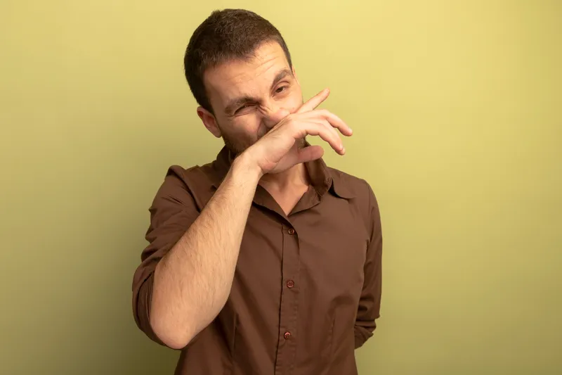 Bărbat care se șterge la nas - Foto: Freepik (Imagine cu rol ilustrativ)