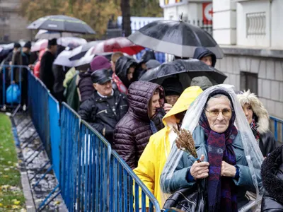 Coadă de mii de credincioși, la moaştele Sfintei Cuvioase Parascheva - Foto: doxologia.ro