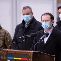 Premierul Cîțu a fost prezent la livrarea primei tranșe de vaccin/FOTO: gov.ro