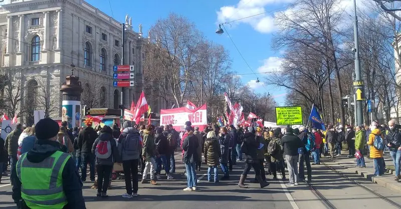 Mii de oameni, în stradă la Viena împotriva restricţiilor anti-COVID și a vaccinării. / Foto: news.ro