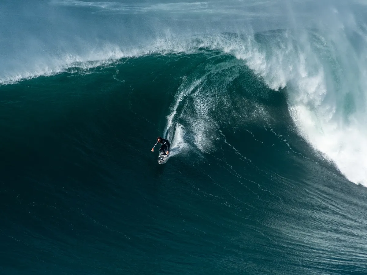 Surfer val uriaș