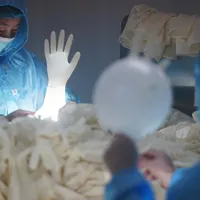 Mănușile de unică folosință costă mai mult în criză/FOTO: cnn.com