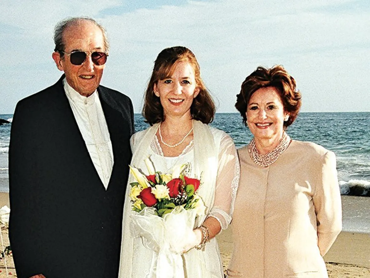 Autorul și soțul Jack D. Gordon, sărbătorind nunta lui Leah cu Eric în 2004