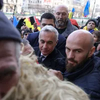 FOTO Din salariu de 1.000€ de profesor, Călin Georgescu e păzit 4 bodyguarzi din Legiunea Străină - Foto: INQUAM PHOTOS / Octav Ganea
