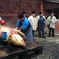 Pe 20 decembrie se sacrifică porcii din care se vor prepara produse pentru sărbători Foto: Karcsi Burjan/ Adevarul