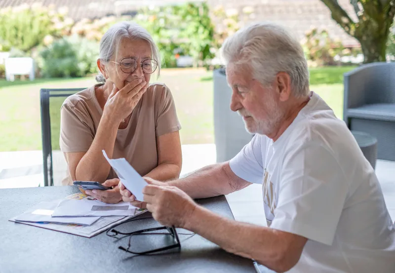 Pensionari supărați la pensie - Foto: Freepik