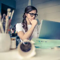 Se pot introduce contracte în Revisal și în zile nelucrătoare Foto: Pexels.com/Andrea Piacquadio (imagine cu rol ilustrativ)