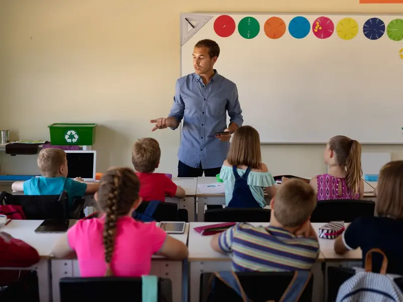 50% dintre copiii din comunităţile dezavantajate spun că profesorii le cer bani pentru fondul clasei - FOTO: Profimedia