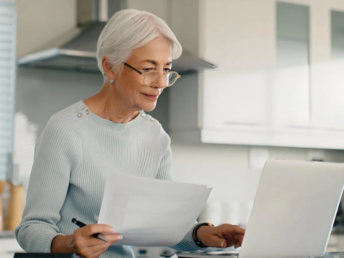 Pensionară la pensie - Foto: Freepik