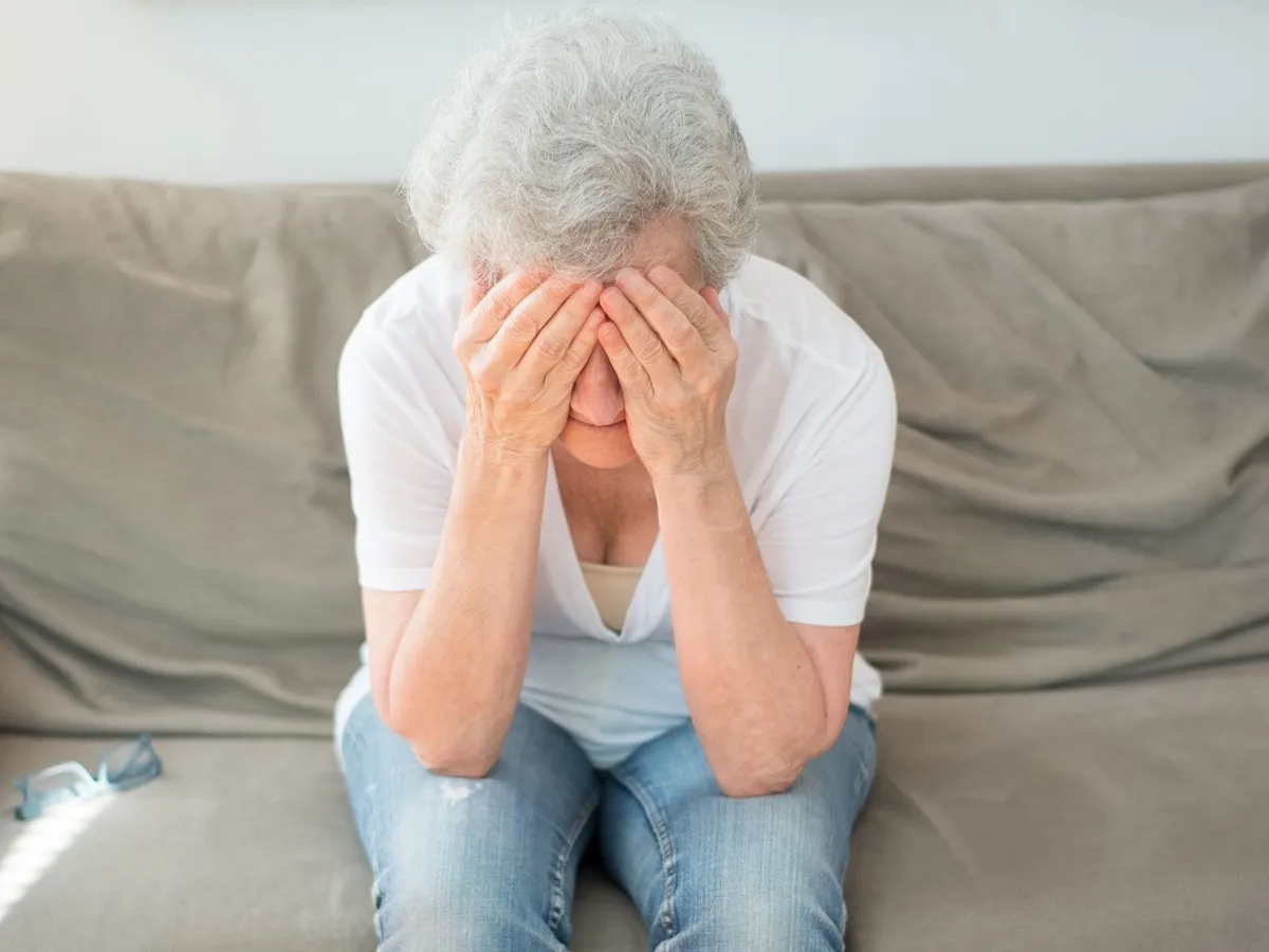 Pensionară cu capul între mâini - Foto: Pexels (cu rol ilustrativ)