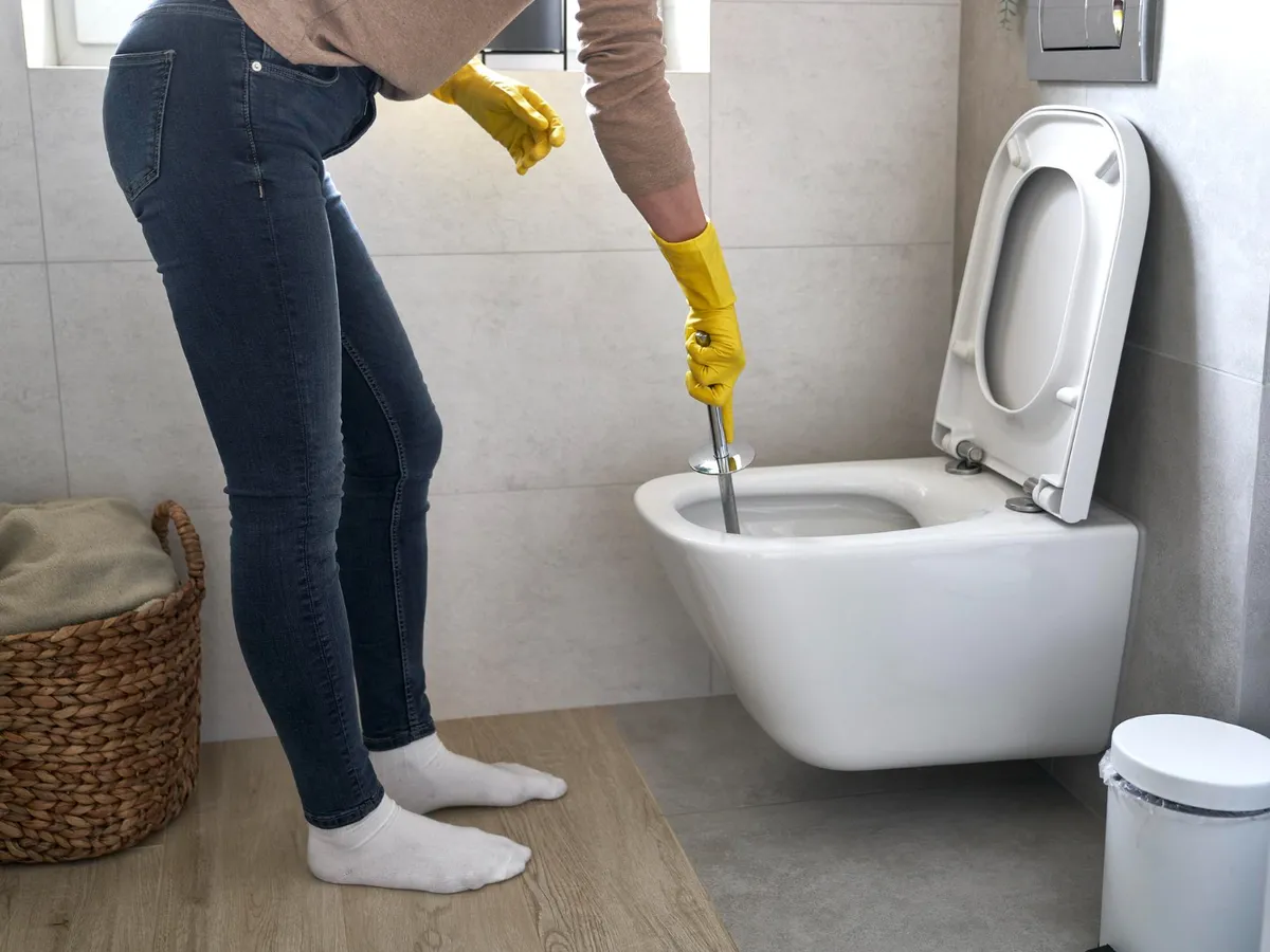 Femeie care curăță toaleta - Foto: Magnific.com (Imagine cu rol ilustrativ)