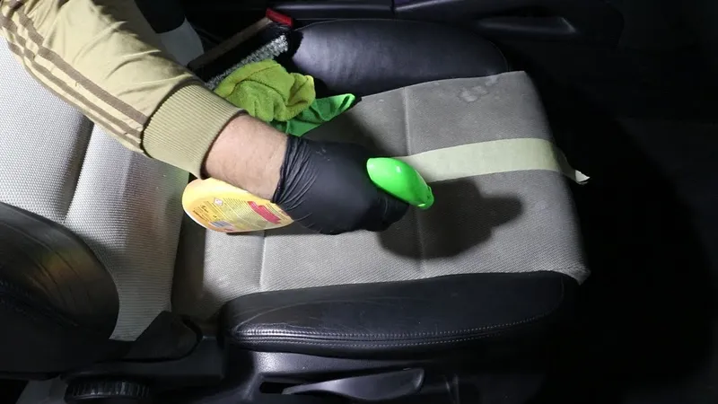 Soluția făcută acasă care curăță rapid tapițeria mașinii. Făcută din două ingrediente, costă 5 lei - Foto: Detailing auto (Imagine rol ilustrativ)