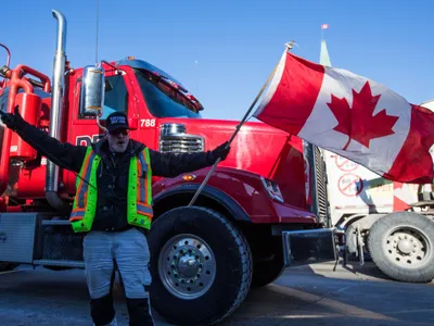 Podul dintre SUA și Canada se redeschide după ce poliția a evacuat protestatarii/FOTO: GlobalNews.com