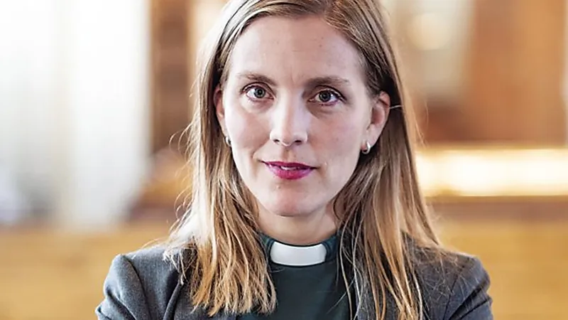 Anna Ardin (sus) și Sofia Wilen (jos) speră ca Assange să nu scape de acuzațiile de agresiune sexuală