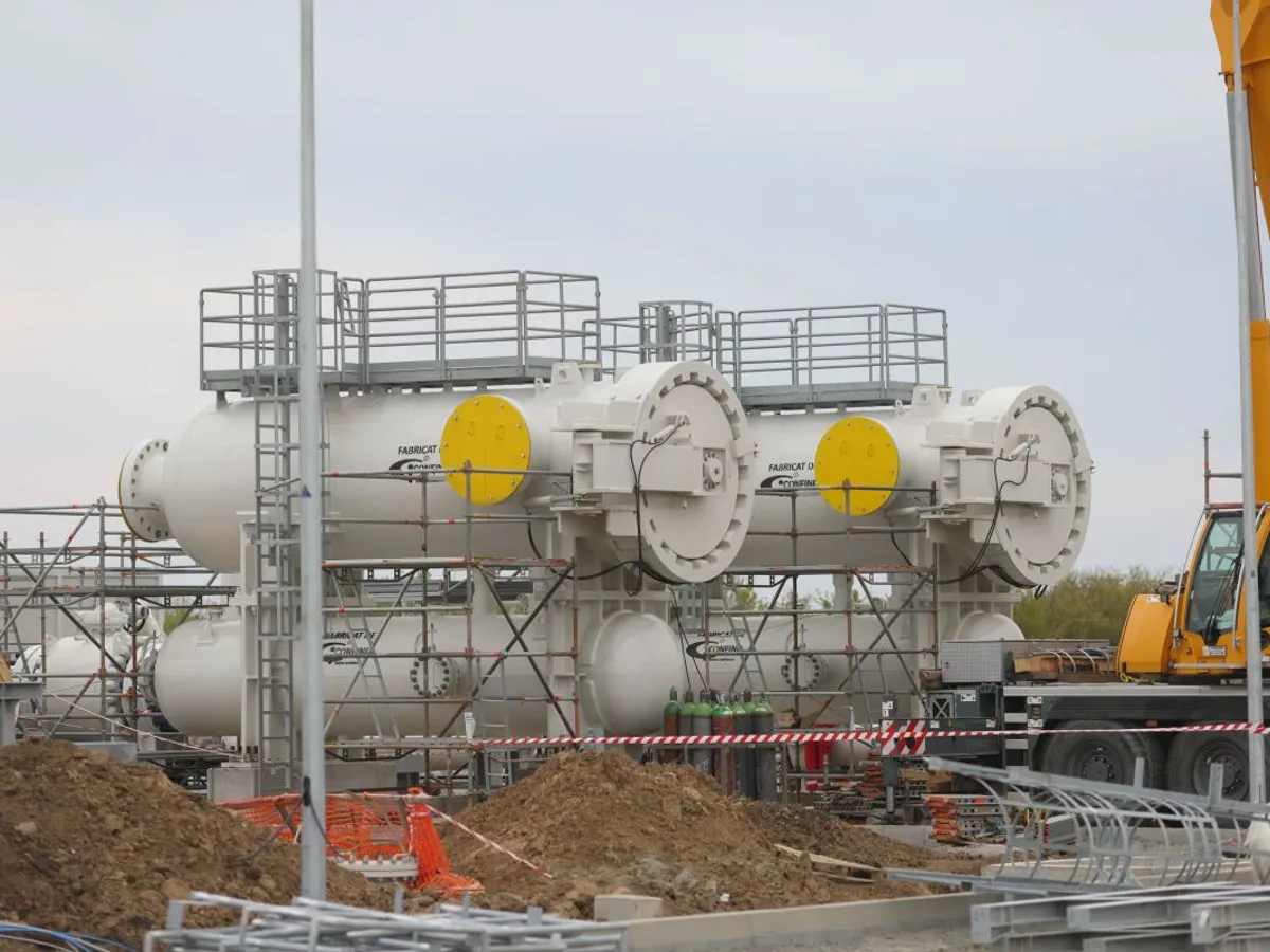 OMV Petrom și Romgaz instalează platforma Neptun Alpha și termină conducta spre țărm