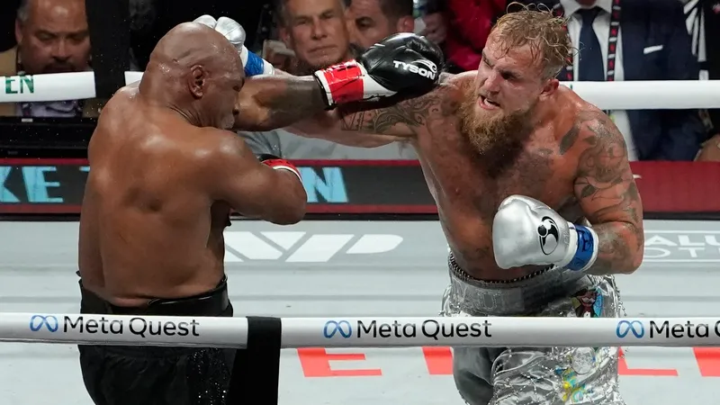 Incredibil! Legendarul boxer Mike Tyson, bătut în ring de YouTuber-ul Jake Paul - Foto: Profimedia Images - Imagine cu rol ilustrativ