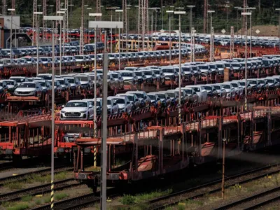 Uzina VW din Osnabrück. Sute de vehicule de la filiala VW, Audi, sunt încărcate în vagoane de transport - Foto: Profimedia Images