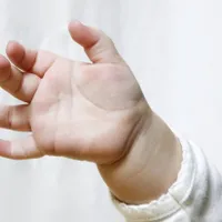 Tânăr de 28 de ani, reţinut după ce a bătut cu bestialitate un copil de un an şi jumătate. / Foto: madeformums.com