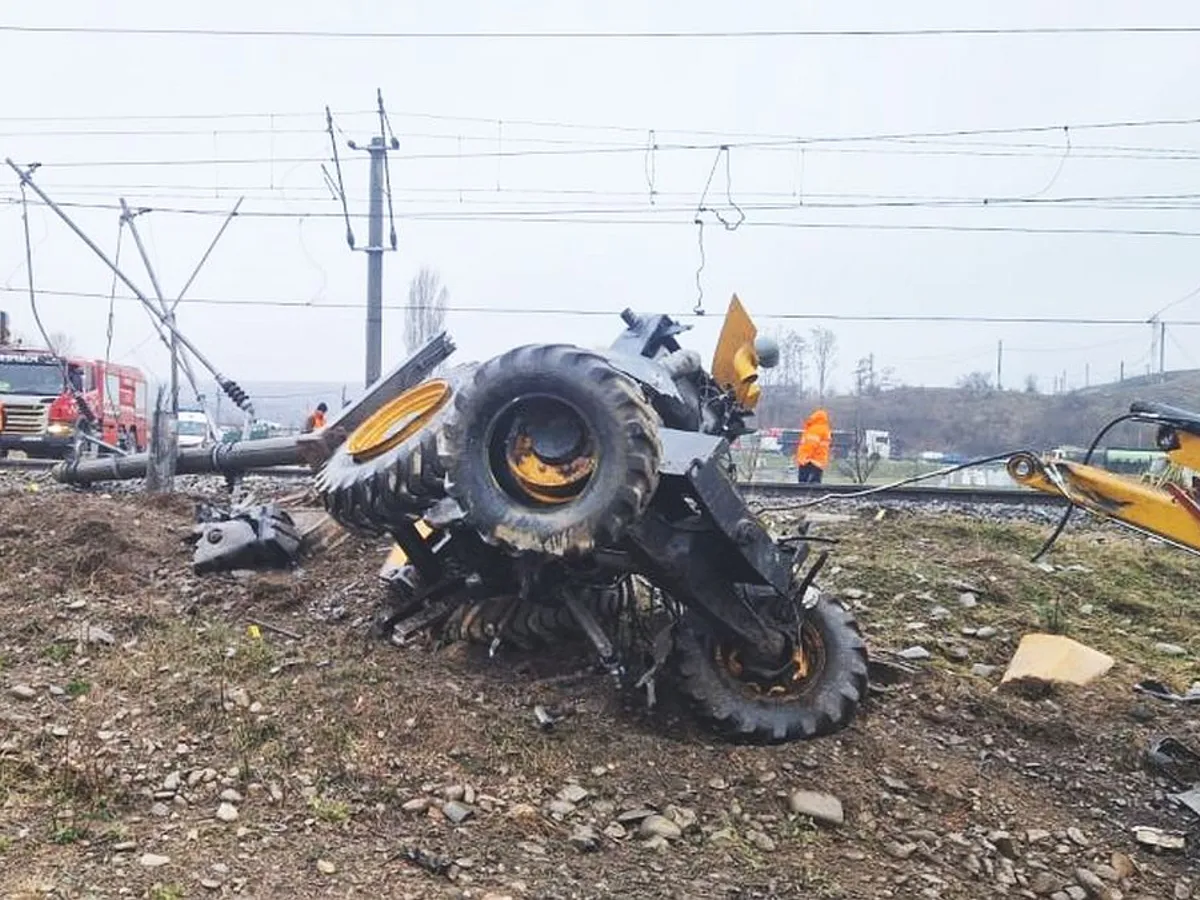 Un buldoexcavator a fost lovit de tren. Ce s-a întâmplat cu şoferul - Foto: ziaruldebacau.ro