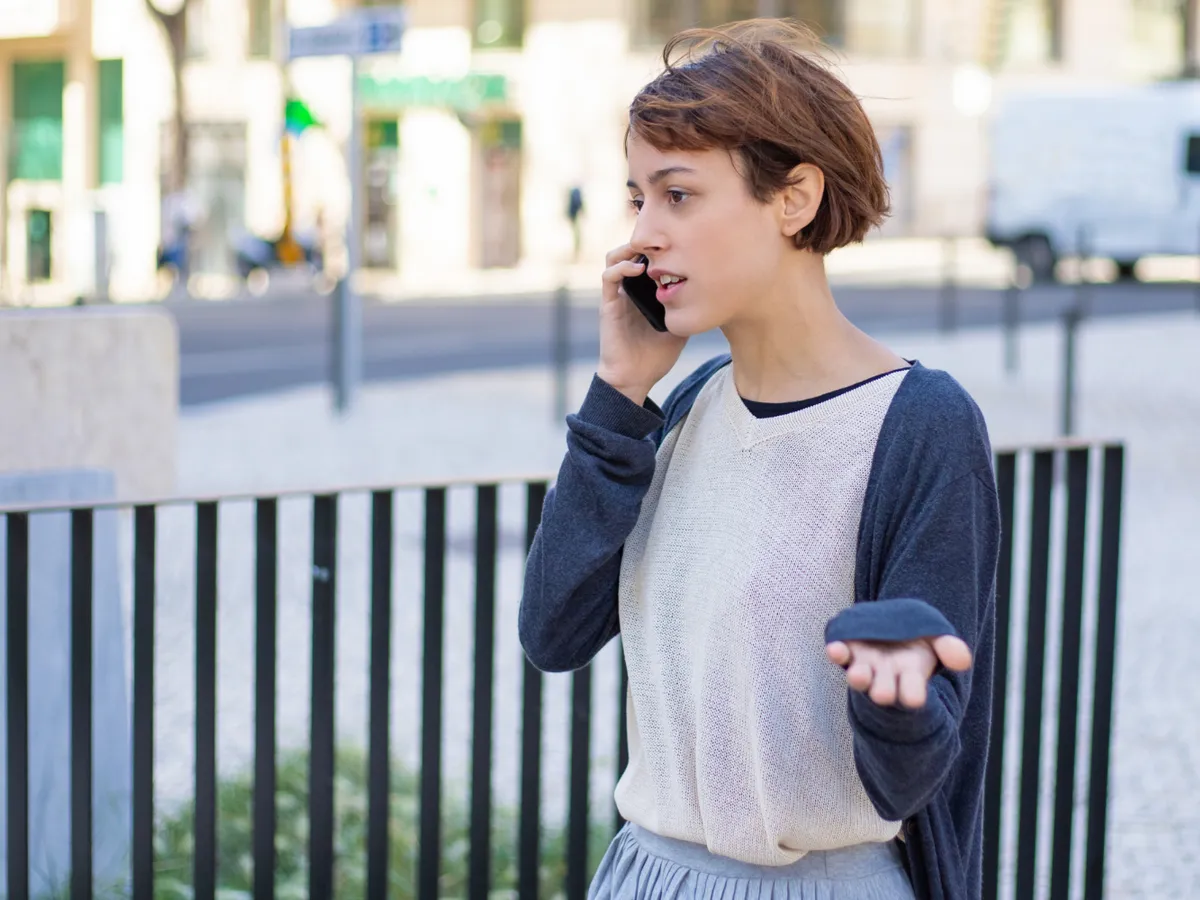 Motivul pentru care te enervezi când vorbești la telefon cu părinții. Sunt toxice conversațiile?