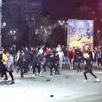Protestele anti-restricții nu au fost lipsite de violență, lozinci xenofobe și trivializarea Holocaustului - Foto: INQUAM PHOTOS/ Bogdan Ioan Buda