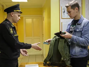 Un bărbat înrolat pentru serviciul militar în timpul mobilizării parțiale, la comisariatul militar din Murmansk, Rusia - Foto: Profimedia Images/ Pavel Lvov