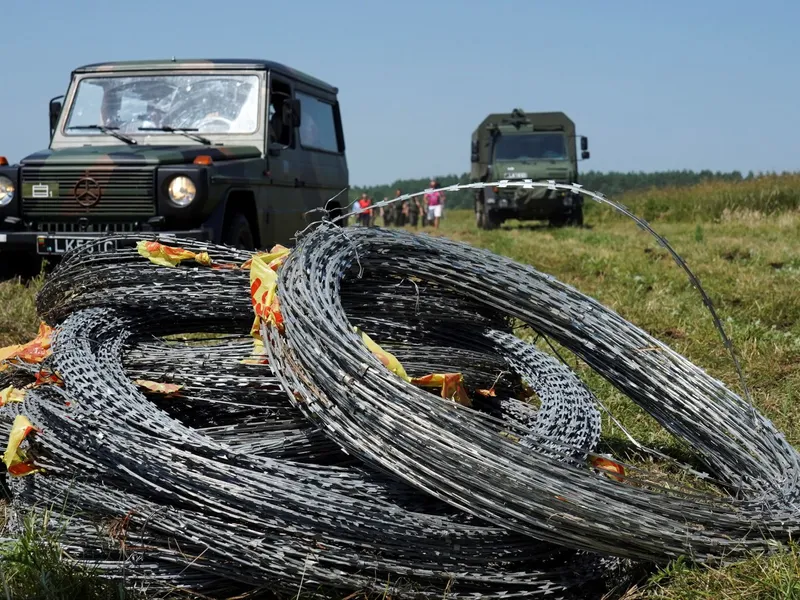 Lituania ridică un gard de sârmă ghimpată la frontiera cu Belarus. / Foto: agerpres.ro