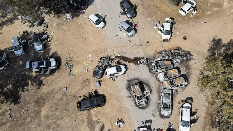 TEROARE ȘI SIGURANȚĂ Vehicule incendiate de Hamas la 7 octombrie, la sud de Sderot, la locul festivalului de muzică Supernova, de la care au fost luate ostatice peste 40 de persoane