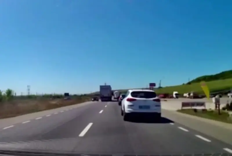 Un camion depășește în viteză o coloană de mașini. I-a aruncat în șanț pe cei din sens opus. / Foto: captură video