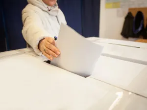 EXIT POLL. Rezultate alegeri: Ciolacu - 28%, Ciuca - 16%, Simion - 15% Lasconi - 14% - Foto: Profimedia images