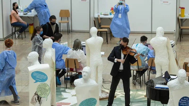 Violonistul Alexandru Tomescu sustine un concert in cadrul maratonului de vaccinare de la Bucuresti, la Biblioteca Nationala. Inquam Photos / Ilona Andrei