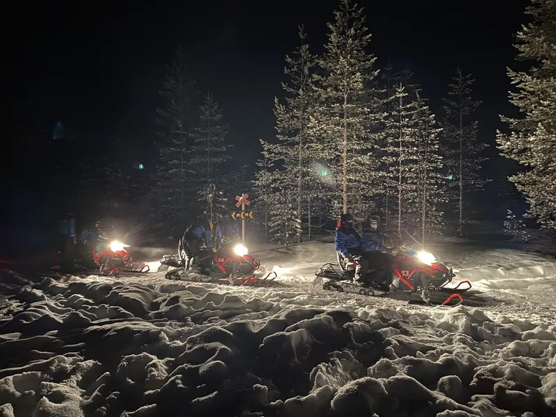 Safari nocturn cu snowmobilul prin pădure. / Foto: Newsweek România