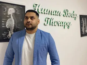 De la casa de copii la propria clinică de recuperare. De ce e special Gabi, terapeut nevăzător Foto: Human Body Therapy