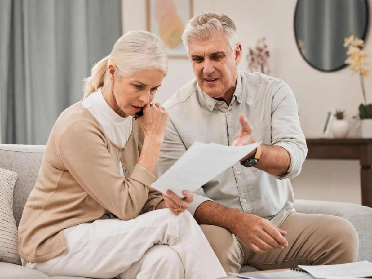 Pensionari la pensie citind documente - Foto: Freepik